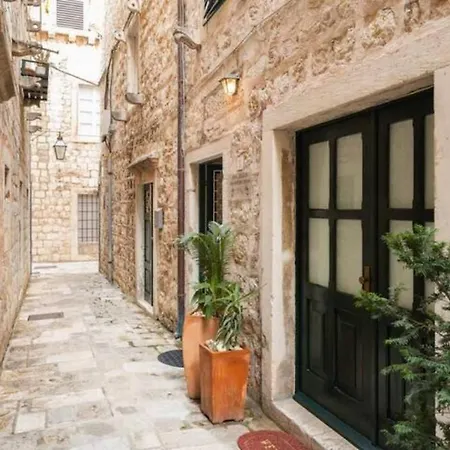 Angelus Apartment